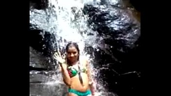 Aninha Crispim  tomando banho de biquíni na cachoeira